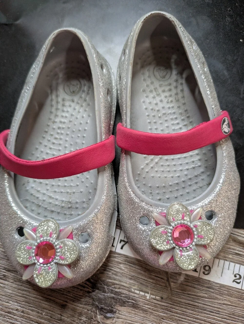 Crocs Kids Keeley Glitter‎ Springtime Flats silver Raspberry pink strap Size 5
